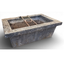 Fontaine rectangulaire en pierre du Jura
