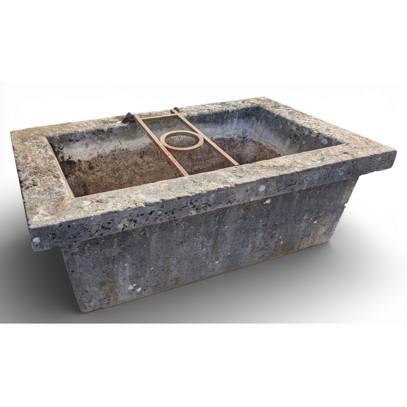 Fontaine rectangulaire en pierre du Jura