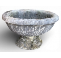 Fontaine ovale en pierre du Jura