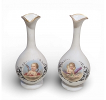 Paire de vases en opaline Anges