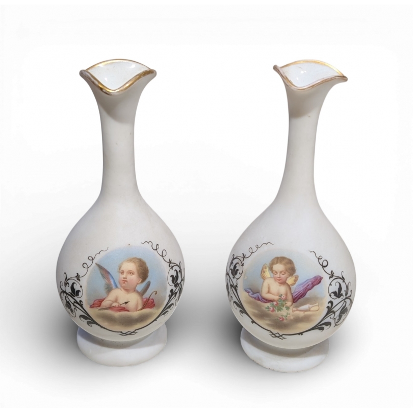 Paire de vases en opaline Anges