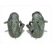 Paire de vases poissons en bronze vert