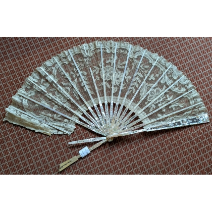Mother-of-pearl and lace fan (by Moinat SA – Antiques and home décor)