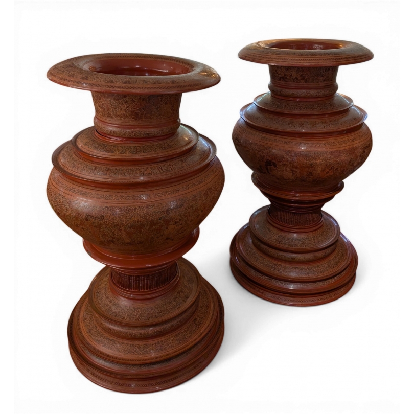 Grande paire de vases Birmans en laque rouge