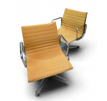 Paire de fauteuils EA108 de EAMES