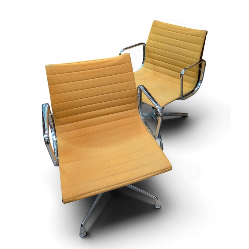 Paire de fauteuils EA108 de EAMES