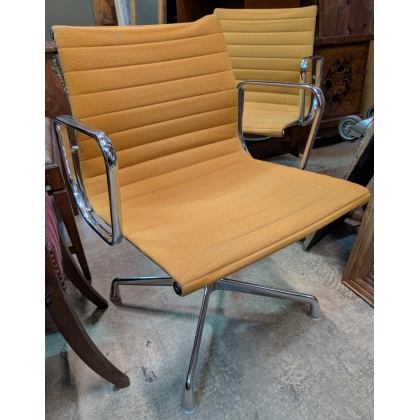 Paire de fauteuils EA108 de EAMES