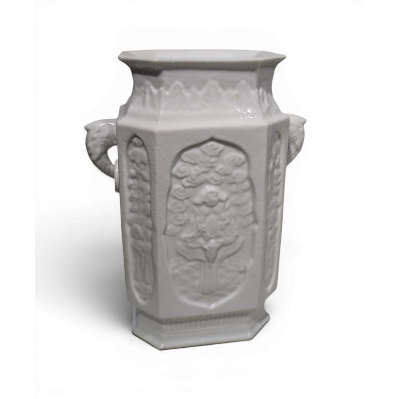 Vase rectangulaire en blanc de chine
