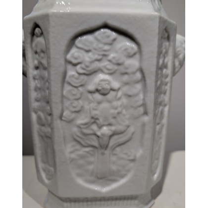 Vase rectangulaire en blanc de chine