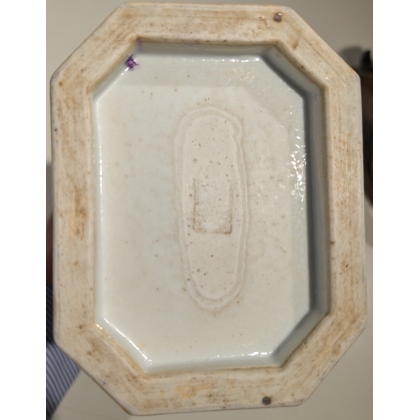 Vase rectangulaire en blanc de chine
