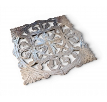 Sous-plat extensible en métal argenté