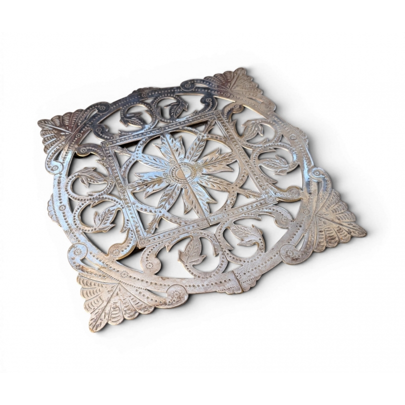 Sous-plat extensible en métal argenté