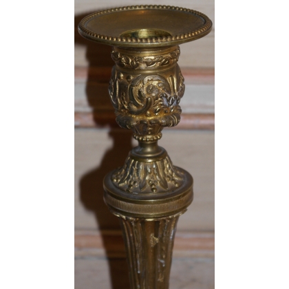  Paire de bougeoirs Louis XVI en bronze sur  Moinat SA  - Antiquités décoration