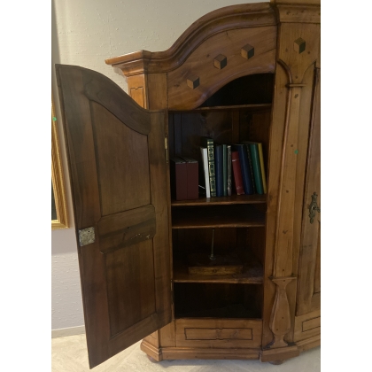 Armoire Bodensee marquetée d'étoiles