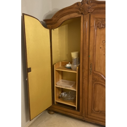 Armoire Fribourgeoise marquetée d'oiseaux