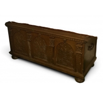 Coffre sculpté
