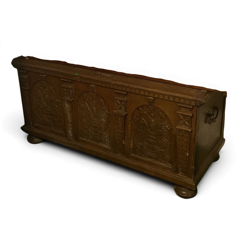 Coffre sculpté