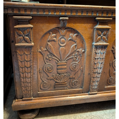 Coffre sculpté