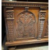 Coffre sculpté