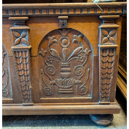 Coffre sculpté