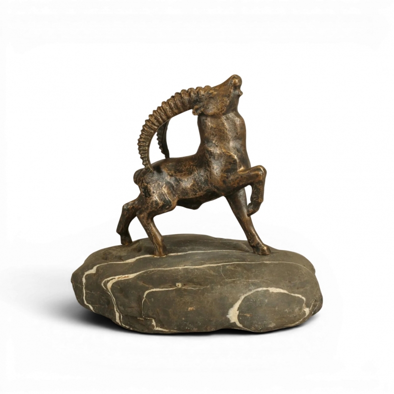 Bouquetin en bronze sur une pierre