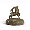 Bouquetin en bronze sur une pierre