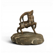 Bouquetin en bronze sur une pierre