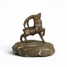 Bouquetin en bronze sur une pierre