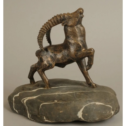 Bouquetin en bronze sur une pierre