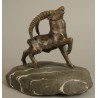 Bouquetin en bronze sur une pierre
