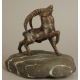 Bouquetin en bronze sur une pierre