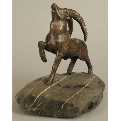 Bouquetin en bronze sur une pierre