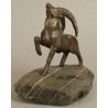 Bouquetin en bronze sur une pierre