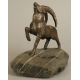 Bouquetin en bronze sur une pierre