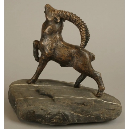 Bouquetin en bronze sur une pierre