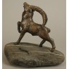 Bouquetin en bronze sur une pierre