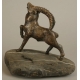 Bouquetin en bronze sur une pierre