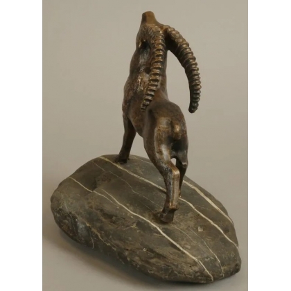 Bouquetin en bronze sur une pierre