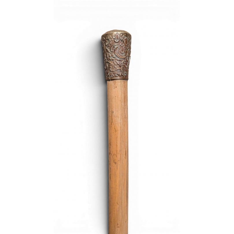 Canne à pommeau en laiton repoussé