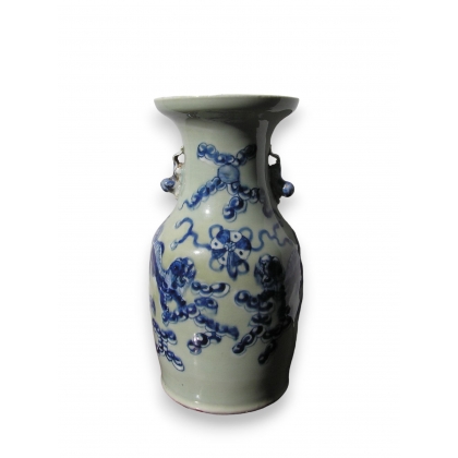  Vase en porcelaine vert-bleu sur  Moinat SA  - Antiquités décoration