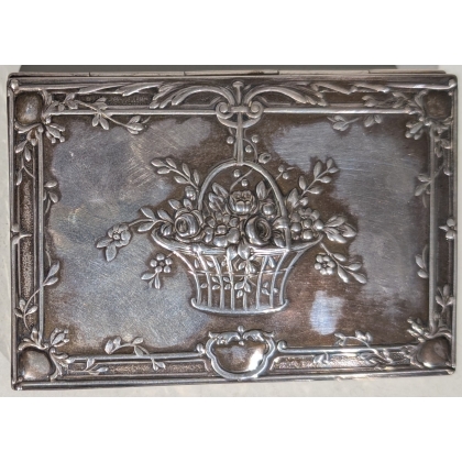 Boite en argent décor panier de fleures