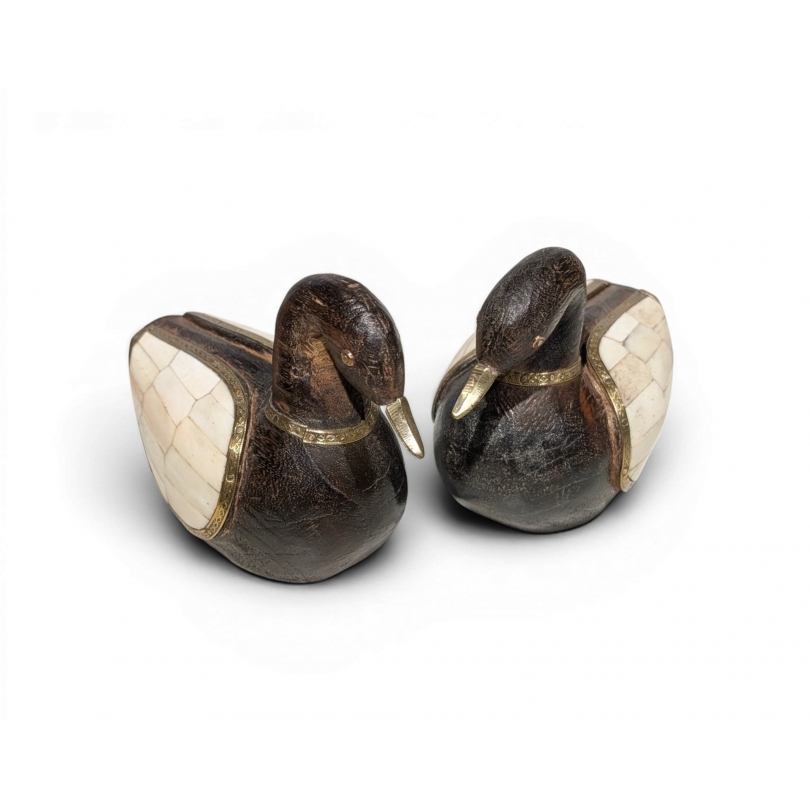 Paire de canards en bois, laiton et corne