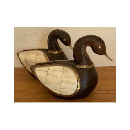 Paire de canards en bois, laiton et corne