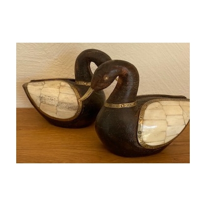 Paire de canards en bois, laiton et corne