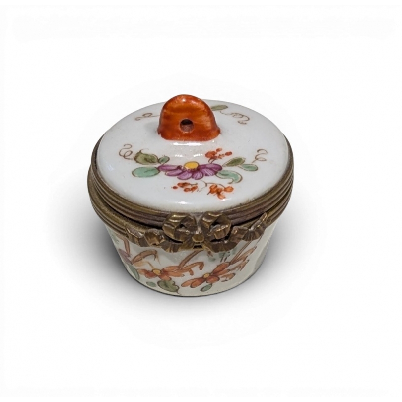 Petite boite en porcelaine décor fleurs