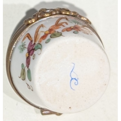 Petite boite en porcelaine décor fleurs
