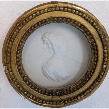 Paire de médaillons en biscuit