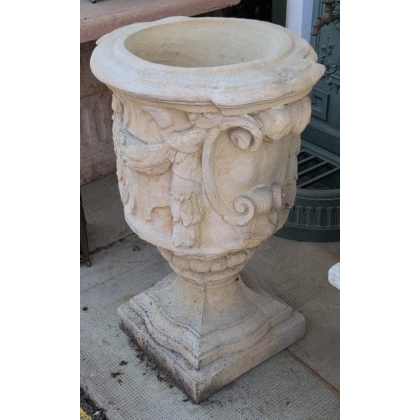 Vase baroque en pierre moullée