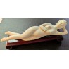 Okimono femme médecin allongée en ivoire