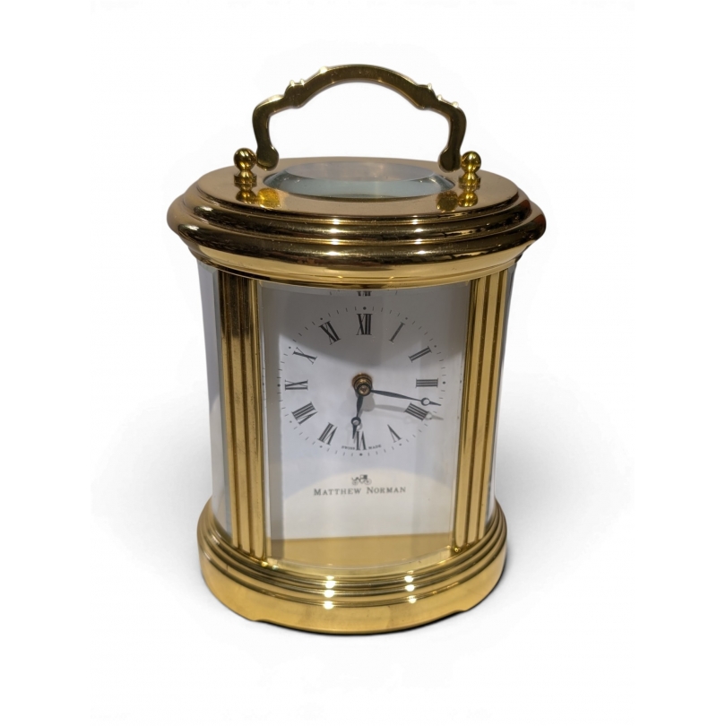 Pendule ovale par Matthew NORMAN